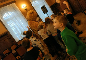 Spotkanie "Pszczółek" z Misiem Teddy Eddie z Fabryki Języka.