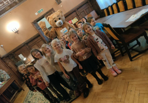 "Pszczółki" pozują do zdjęcia z Misiem Teddy Eddie z Fabryki Języka na terenie Miejskiej Biblioteki Publicznej.