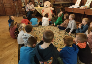 "Pszczółki" słuchają bajki "Misiowa uszanka", czytanej przez p. Agnieszkę z MBP w Ozorkowie.