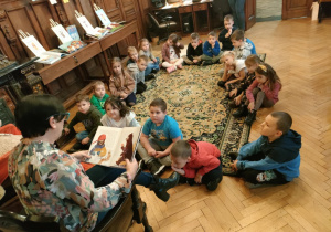 "Pszczółki" słuchają bajki "Misiowa uszanka", czytanej przez p. Agnieszkę z MBP w Ozorkowie.