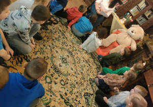 Dzieci z grupy V rozwiązują misiowe zagadki, odczytane przez p. Agnieszkę z MBP w Ozorkowie.