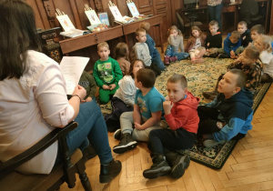 Dzieci z grupy V rozwiązują misiowe zagadki, odczytane przez p. Agnieszkę z MBP w Ozorkowie.