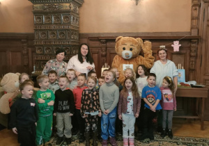 Zdjęcie pamiątkowe "Pszczółek" wraz z paniami z MBP i Misiem Teddy Eddie z Fabryki Języka.