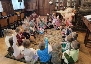 Zajęcia z języka angielskiego, prowadzone przez przedstawiciela Fabryki Języka w Ozorkowie dla "Motylków".