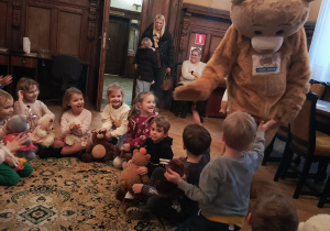 Spotkanie "Motylków" z Misiem Teddy Eddie z Fabryki Języka na terenie MBP w Ozorkowie.