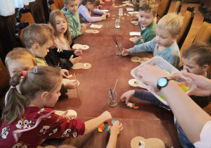 Dzieci z grupy "Motylków" podczas pracy plastyczno-technicznej "Miś".