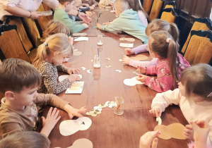 Dzieci z grupy "Motylków" podczas pracy plastyczno-technicznej "Miś".