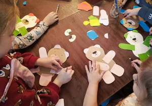 Dzieci z grupy "Motylków" podczas pracy plastyczno-technicznej "Miś".