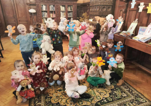 Dzieci z grupy IV wraz misiami papierowymi i pluszowymi w MBP w Ozorkowie.