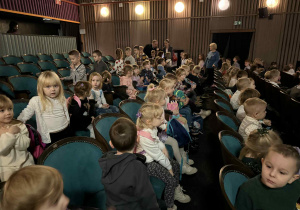 W oczekiwaniu na spektakl.