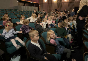 W oczekiwaniu na spektakl.