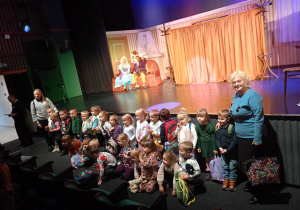 Grupowe zdjęcie "Wiewiórek" po skończonym przedstawieniu.