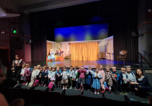 Grupowe zdjęcie "Żabek" po skończonym przedstawieniu.