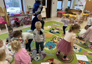 Zabawy andrzejkowe w grupie "Wiewiórki".