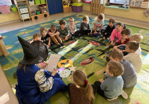 Zabawy andrzejkowe w grupie "Motylki".