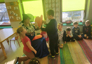 Zabawy andrzejkowe w grupie "Pszczółki".