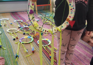 Łapacz snów w wykonaniu dziewczynki z grupy "Pszczółek".