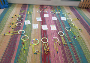 Prace dzieci wykonane w ramach realizacji programu edukacyjnego "Działaj z imPETem"- łapacze snów.