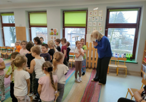 Zabawa integracyjna "Witamy się po japońsku".