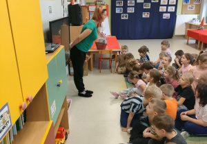 Nauczycielka zaprasza dzieci do świata Japonii.