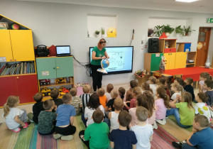 Wskazanie położenia Japonii na globusie.