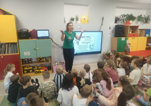 Nauczycielka prezentuje dzieciom japońskie ciekawostki.