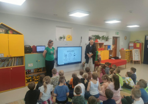 Dzieci słuchają p. Dariusza Szpakowskiego - pasjonata kultury japońskiej.