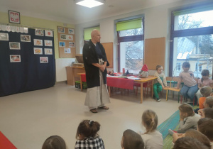 Pan Dariusz Szpakowski opowiada dzieciom nt. zwyczajów w Japonii.