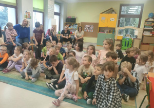Dzieci siedzą na dywanie i słuchają ciekawostek nt. Japonii.
