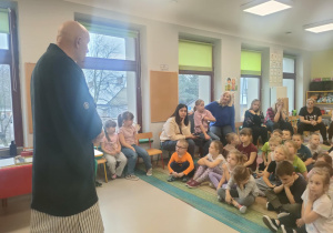 Dzieci siedzą na dywanie i słuchają ciekawostek nt. Japonii.