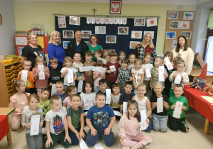 Wspólne, pamiątkowe zdjęcie dzieci wraz z p. Dariuszem Szpakowskim.