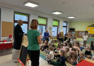 Przedszkolaki oglądają japoński obraz - kakemono.