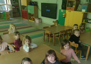 Dzieci z grupy "Żabek" słuchają japońskich ciekawostek, w oparciu o kolorowe plansze.