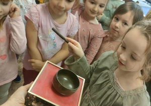 "Żabki" oglądają wystawę elementów kultury japońskiej.