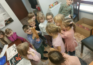 "Żabki" oglądają wystawę elementów kultury japońskiej.