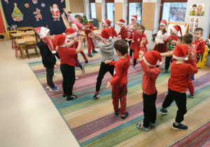 Mikołajkowe zabawy naśladowcze w "Pszczółkach".