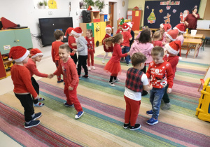 Mikołajkowe zabawy naśladowcze w "Pszczółkach".