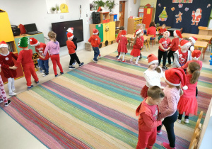 Taniec i śpiew do mikołajkowej piosenki w grupie "Pszczółek".