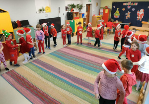 Taniec i śpiew do mikołajkowej piosenki w grupie "Pszczółek".