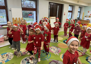 Mikołajkowe zabawy ruchowe w "Wiewiórkach".