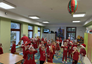 Mikołajkowe zabawy ruchowe "Wiewiórek" i "Jeżyków".