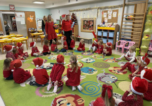 Odwiedziny p. Dyrektor i p. Intendent w grupie "Wiewiórek" oraz wręczenie mikołajkowych upominków.