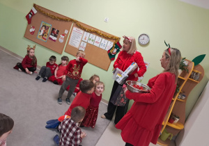 Odwiedziny p. Dyrektor i p. Intendent w grupie "Żabek" oraz wręczenie mikołajkowych upominków.