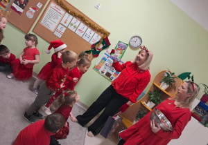 Odwiedziny p. Dyrektor i p. Intendent w grupie "Żabek" oraz wręczenie mikołajkowych upominków.