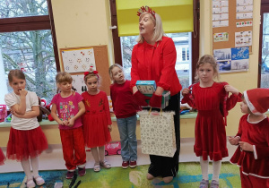 Odwiedziny p. Dyrektor i p. Intendent w grupie "Motylków" i wręczenie upominków mikołajkowych.