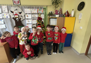 Chłopcy z grupy IV w wersji mikołajkowej.