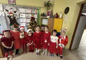 Dziewczynki z grupy IV w wersji mikołajkowej.