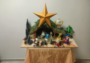 Szopka w wykonaniu dzieci z grupy "Motylków", pod kierunkiem ich nauczycielek: p. Agnieszki Dobrosielskiej i p. Katarzyny Świątkiewicz, umieszczona na holu naszego przedszkola.