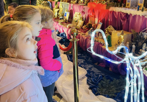 Dzieci z grupy "Motylków" podziwiają piękne prace konkursowe na VII Przeglądzie Tradycji Bożonarodzeniowych w kościele św. Józefa.