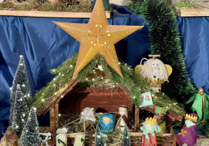 Szopka w wykonaniu dzieci z grupy "Motylków", pod kierunkiem ich nauczycielek: p. Agnieszki Dobrosielskiej i p. Katarzyny Świątkiewicz, umieszczona na VII Przeglądzie Tradycji Bożonarodzeniowych w kościele św. Józefa.